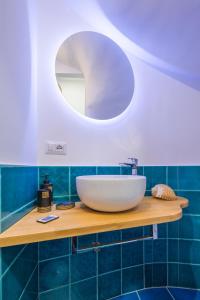 阿特拉尼Sapore di Sale的一间带水槽和镜子的浴室