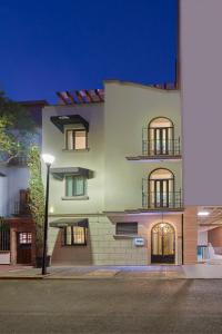 墨西哥城花园墨西哥里夫玛温德姆酒店的一座大型白色建筑,在街上设有两个阳台