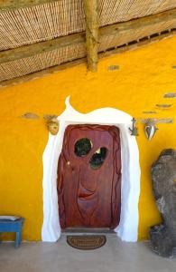 奥德米拉The Hobbit House - Montes da Ronha的建筑物一侧有脸的门