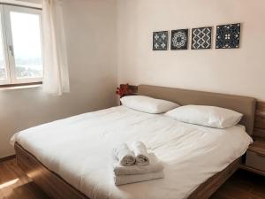 波尔托罗Apartment Vrenjak的一间卧室配有带毛巾的床
