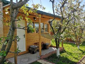 康斯坦察Relax Eaza - Casa cu Hamac的庭院内带吊床的小木屋