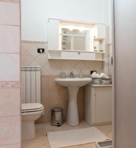 圣焦万尼因菲奥雷Mastro Gio的一间带水槽和卫生间的浴室
