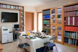 圣焦万尼因菲奥雷Mastro Gio的用餐室配有桌椅和书架