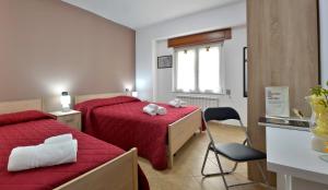 圣焦万尼因菲奥雷Mastro Gio的一间设有两张床和椅子的房间