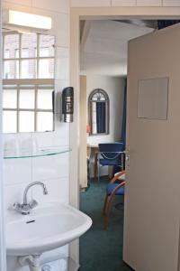 阿姆斯特丹库帕尔莫伦的一间带水槽和桌椅的浴室