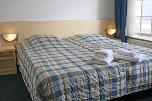 阿姆斯特丹库帕尔莫伦的酒店客房,配有两张带毛巾的床