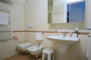 格拉多提齐安诺公寓式酒店的一间带水槽和卫生间的浴室