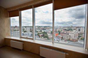第聂伯罗DneprApartments的客房设有3扇窗户,享有城市美景。