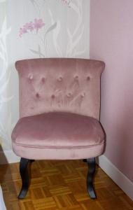TaintruxChticabane的房间的角落里的一个粉红色椅子