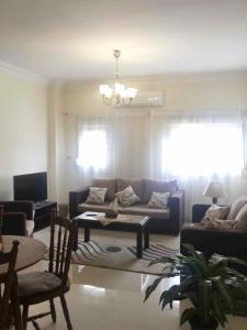 开罗El-Shorouk Housing gate2的客厅配有沙发和桌子