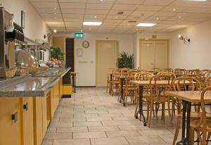 阿姆斯特丹马勒莫伦的餐厅内带桌椅的用餐室