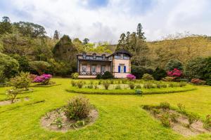 富尔纳斯Casa da Lagoa的花园中的一个大房子