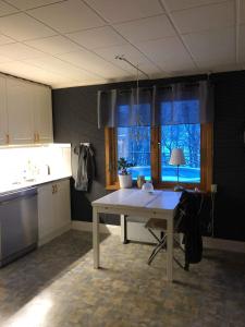 尤城Nordhagen Gate的一间厨房,房间中间配有一张桌子