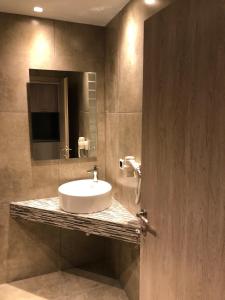 阿菲托斯Filoxenia Studios的一间带水槽和镜子的浴室