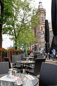 阿姆斯特丹亨德里克王子酒店的一个带桌椅的室外咖啡厅和一座建筑