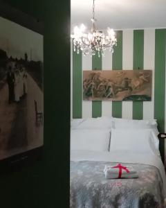 阿特里安东尼亚拉波罗住宿加早餐旅馆的一间卧室,床上有红色的弓