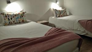 坎普自由鎮Casa da Corisca的小型客房配有两张床,设有2张床。