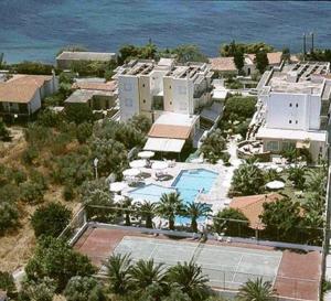 爱琴娜岛克罗诺斯安娜酒店的近海度假胜地的空中景致