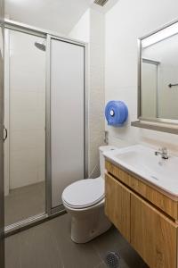 新加坡7 Wonders Hostel at Upper Dickson的浴室配有卫生间、盥洗盆和淋浴。