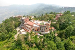 纳加阔特喜马拉雅别墅酒店的山景建筑的空中景观