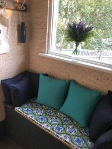芒特甘比尔Olive's Cottage的靠窗的沙发及枕头