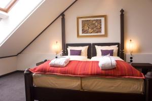 汉堡Park-Hotel Hagenbeck的一间卧室配有一张带红色毯子的大床