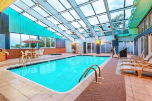 Dickson City斯克兰顿PA戴斯酒店的一个带玻璃天花板的大型游泳池