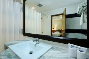 库塔巴厘别墅酒店的一间带水槽和大镜子的浴室