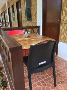 塔比拉兰Panglao Rainbow Inn的木桌和黑椅子。