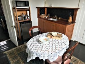 Saint Marys欧克迪恩传统住宿加早餐旅馆的厨房配有桌子、水槽和桌椅