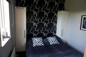 博里霍尔姆Södra Emmetorpsgatan 31的一间卧室配有一张黑白墙床