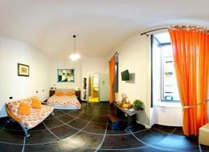 那不勒斯Casa del Monacone的带两张床和橙色窗帘的房间