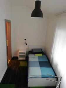 杜布罗夫尼克你的365旅舍 的一间小卧室,卧室内配有一张床铺