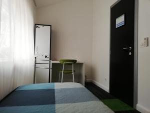 杜布罗夫尼克你的365旅舍 的一间卧室配有一张床、一把椅子和镜子