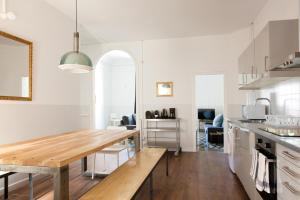 巴塞罗那我在巴塞罗那的地址公寓的一间厨房,内设一张木桌