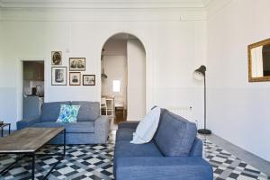 巴塞罗那我在巴塞罗那的地址公寓的客厅配有2张蓝色的沙发和1张桌子