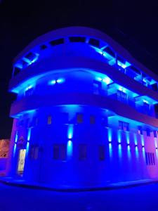 拉纳卡White 11的一座蓝色灯光的大建筑