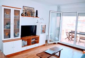滨海罗克塔斯Apartment Brisa Marina的客厅配有电视和桌子