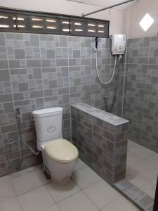 黎逸府ฟอเรสท์的一间带卫生间和淋浴的浴室