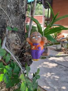 黎逸府ฟอเรสท์的挂在树上的一只小玩具猴子