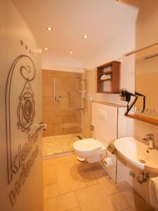 施马伦贝格克勒尼斯威瑟斯酒店的浴室配有卫生间、盥洗盆和淋浴。