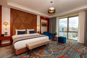 巴库巴库冬日公园酒店的酒店客房设有一张床和一个大窗户