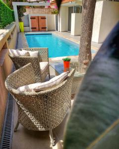 勒拉旺杜博索雷尔酒店的两把藤椅坐在游泳池旁