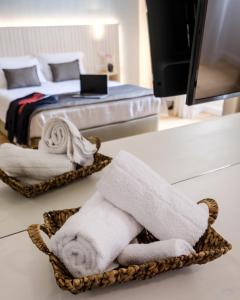 利马索尔Limassol Old Town Mansion的客房内的浴室设有两张床和毛巾。
