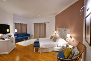 锡拉奥茨劳萨酒店的一间卧室设有一张床和一间客厅。