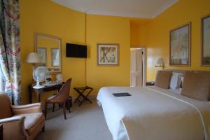 巴斯Dukes Bath的酒店客房设有一张大床和一张书桌。