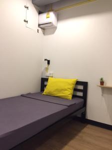 莱卡邦Best Bed Suvarnabhumi Hostel的一张床上,床上有黄色枕头