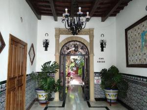 科尔多瓦罗斯阿克斯酒店的走廊上设有种有植物和吊灯的拱门