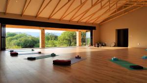 HekpoortEsther's Country Lodge的大房间设有瑜伽室和大窗户