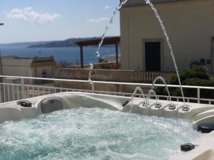 圣凯撒利亚温泉Villa Cesarea Dimora di Charme的浴缸配有两个水龙头和水